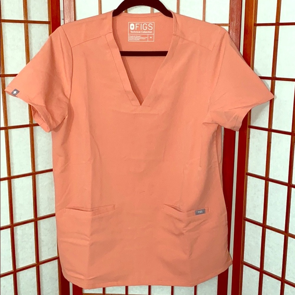Figs women’s 2 pocket scubs. Size M